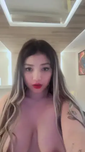 Esmeralda - Rebotando las tetas y posando para ti